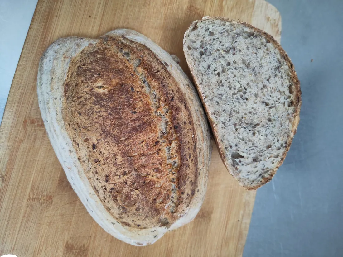 Meergranenbrood in de lengte doorgesneden, bovenaanzicht