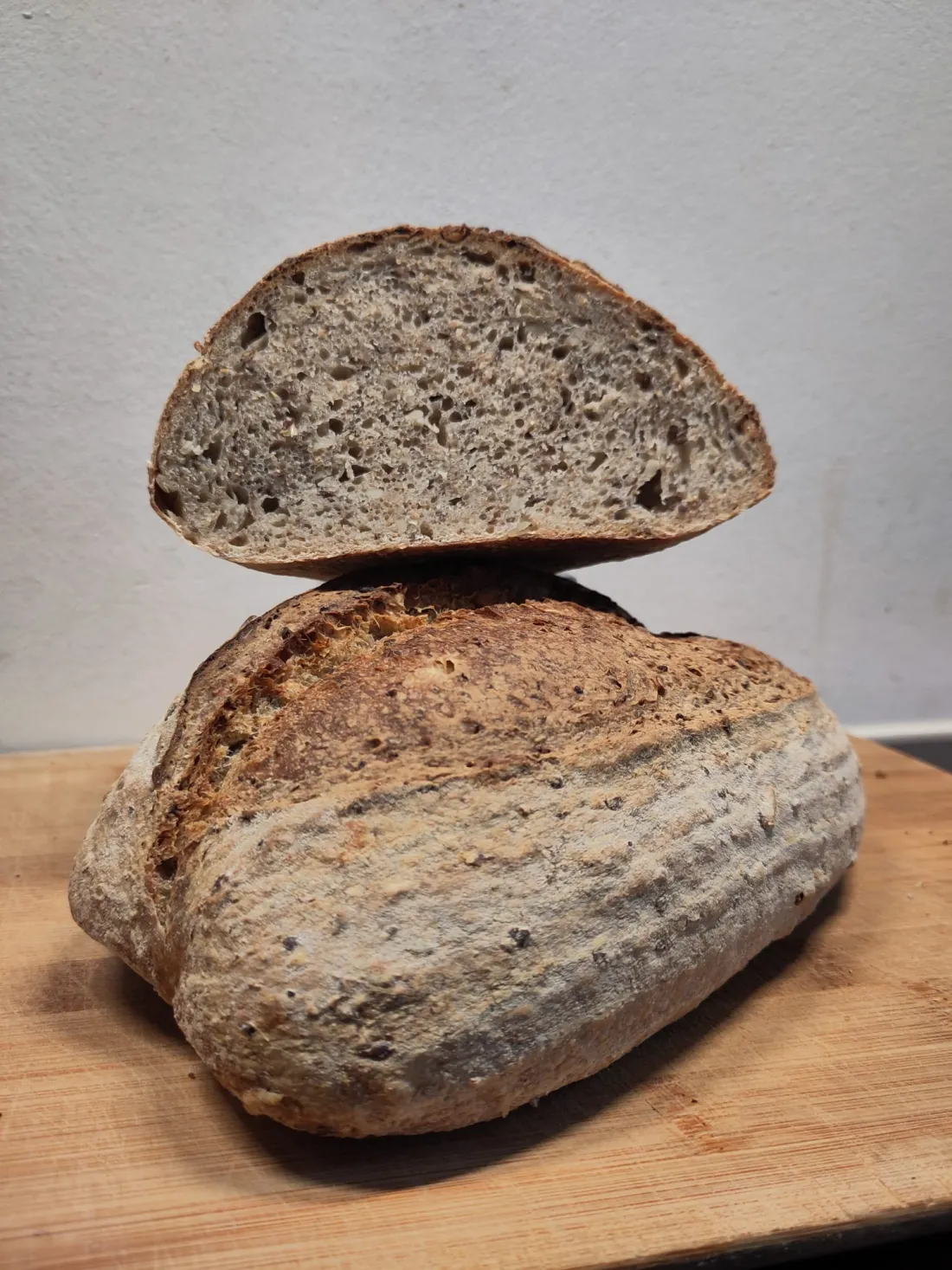 Aangesneden meergranenbrood met open kruim